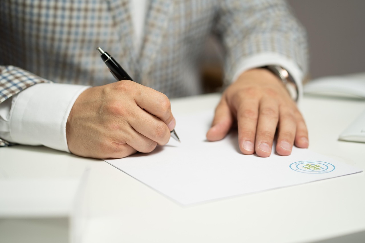 Hombre firma un documento legal en una oficina.